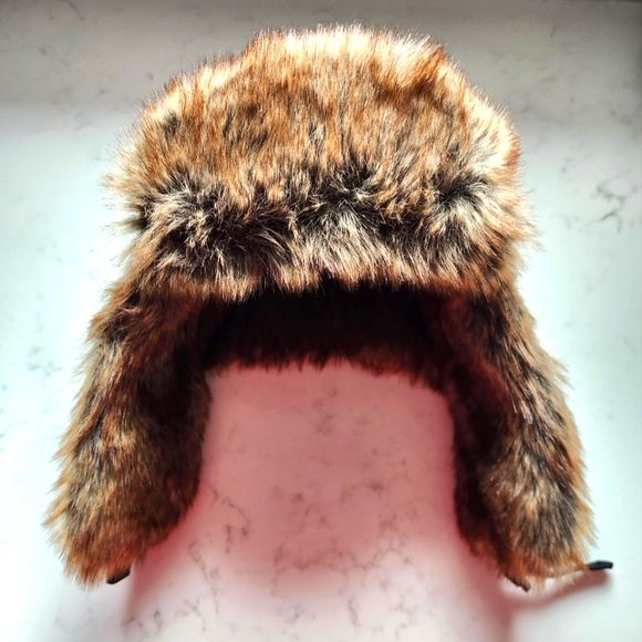 Le Chateau winter hat - Picture 2 of 3
